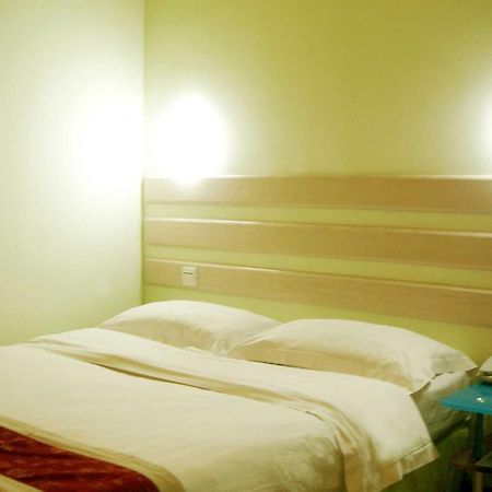 V8 Hotel - Train Station Guangzhou Room photo